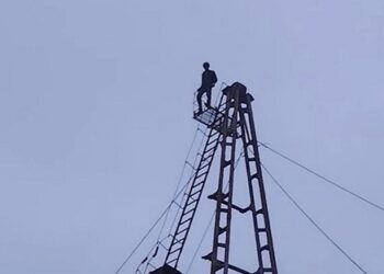 Bakıda qülləyə çıxan 18 yaşlı gənc belə xilas edildi – ANBAAN VİDEO