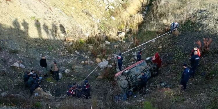 Avtomobil uçurumdan aşdı: Sürücü öldü