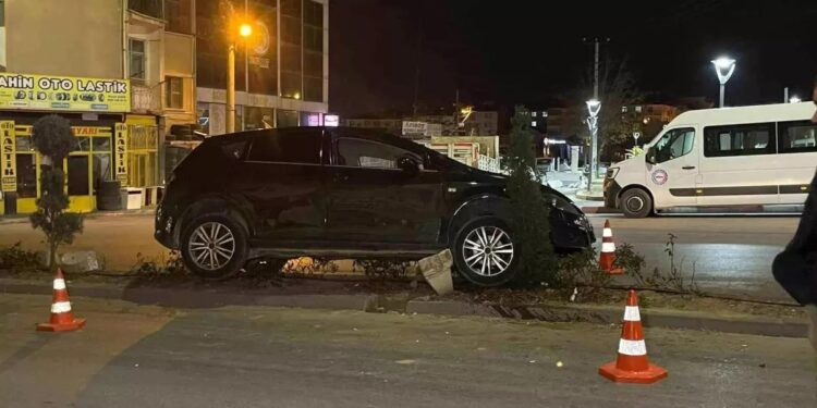 Avtomobil səkiyə çırpıldı