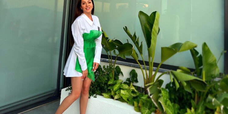 Namaz qıldığını deyən Ayanın geyimi müzakirə mövzusu oldu - VİDEO