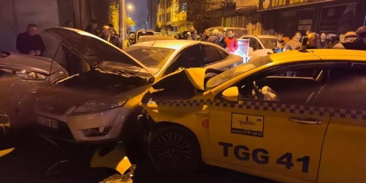 Minik avtomobili və taksi toqquşdu: 2 yaralı