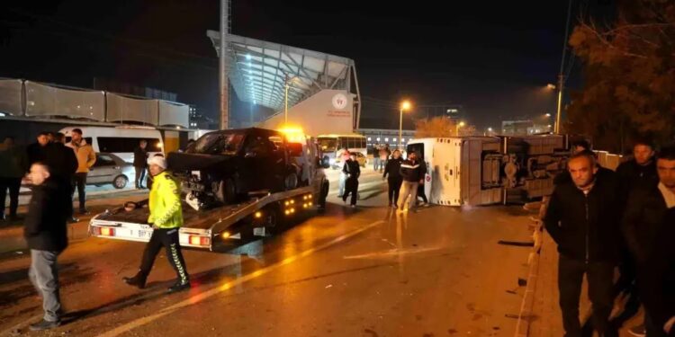 Minik avtomobili və işçiləri daşıyan mikroavtobus toqquşdu: 11 yaralı