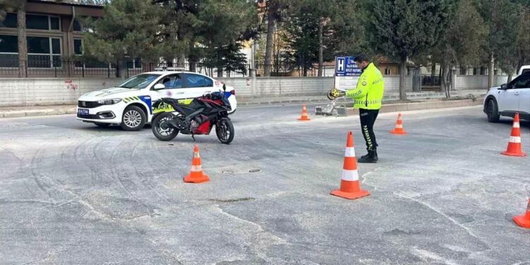 Minik avtomobili motosikletə çırpıldı: 1 yaralı