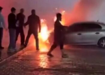 Parklanmış vəziyyətdə olan avtomobil yandı