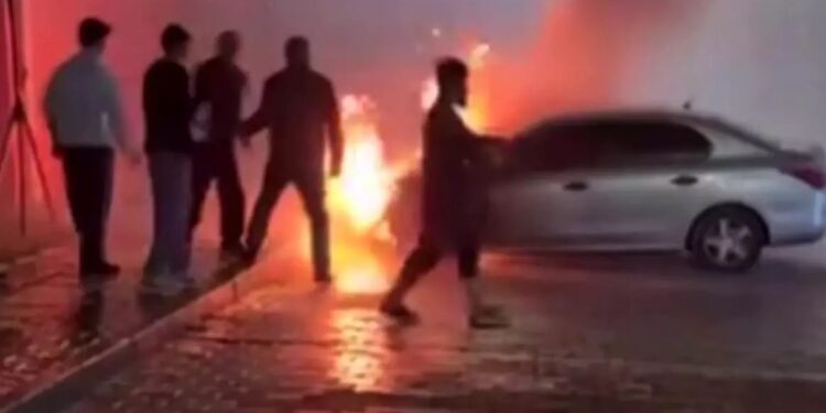 Parklanmış vəziyyətdə olan avtomobil yandı