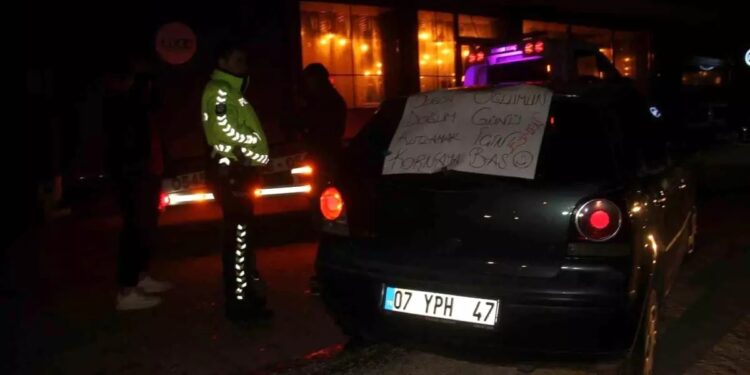 Avtomobil divara və parklanmış avtomobilə çırpıldı: 4 yaralı