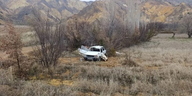 Avtomobil yol kənarına aşdı: 1 ölü, 2 yaralı