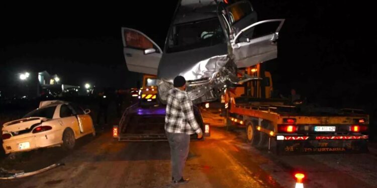 İki avtomobil toqquşdu: 8 yaralı