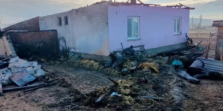 Fərdi yaşayış evi və avtomobil yandı