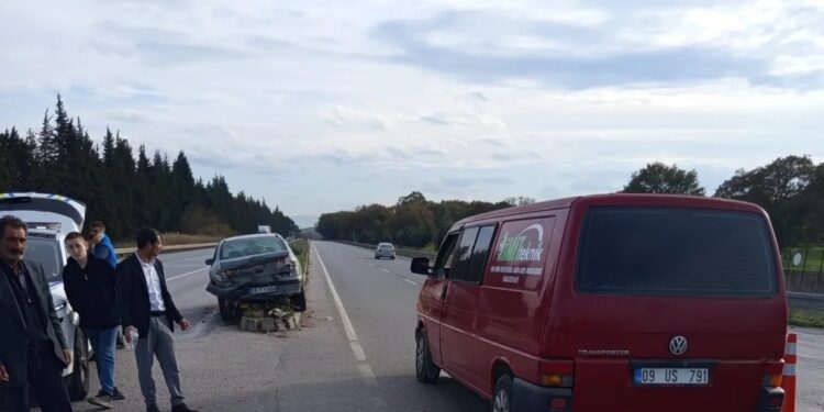 Minik avtomobili və mikroavtobus toqquşdu: 2 yaralı