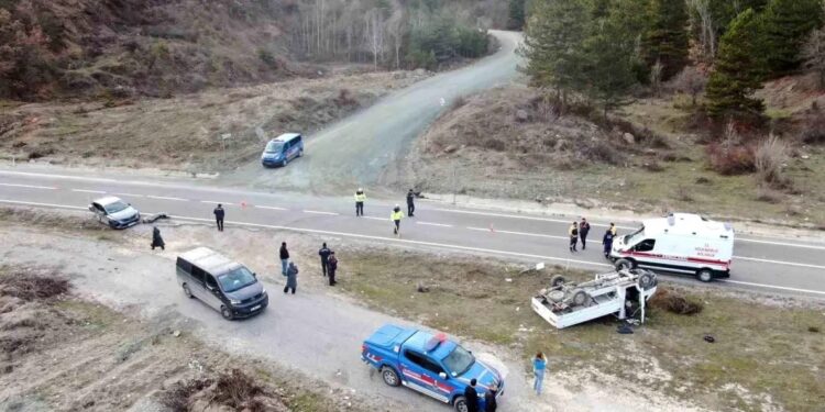Minik avtomobili ilə toqquşan yük maşını aşdı: 1 yaralı