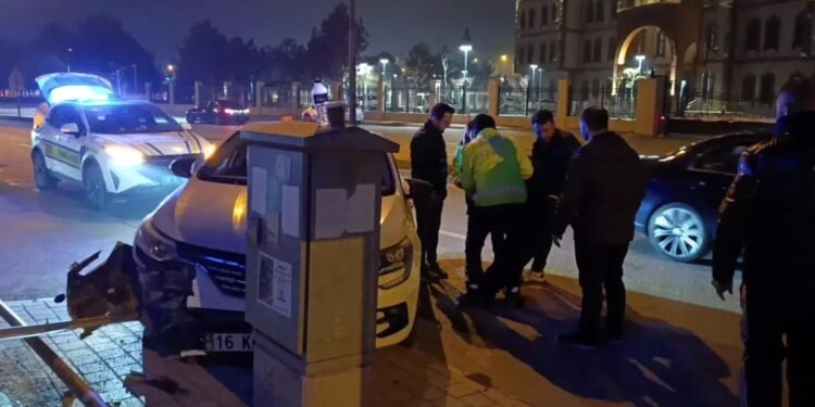 Avtomobil dəmir lövhəyə çırpıldı: 1 yaralı