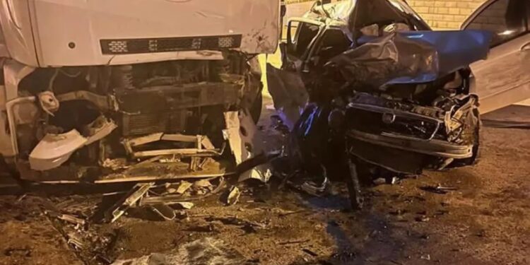 Minik avtomobili parklanmış vəziyyətdə olan yük maşınına çırpıldı: 2 yaralı