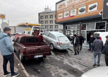 Avtomobilin qaz balonunu dəyişən zaman partlayış baş verdi: 3 yaralı