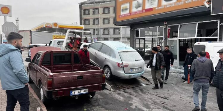 Avtomobilin qaz balonunu dəyişən zaman partlayış baş verdi: 3 yaralı