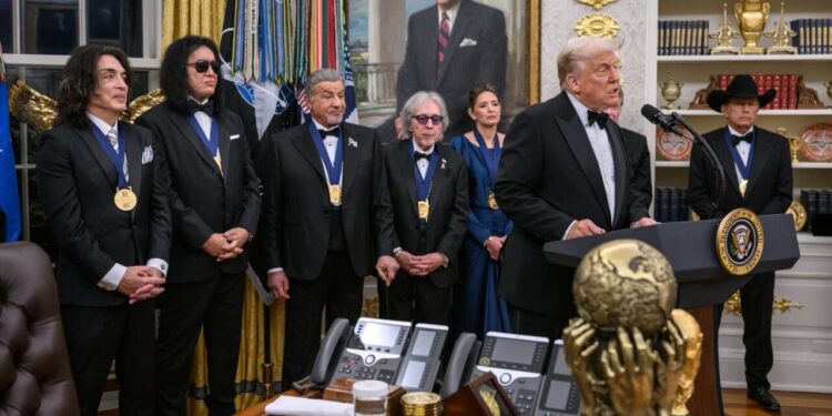 Tramp Hollivud ulduzlarını təltif etdi