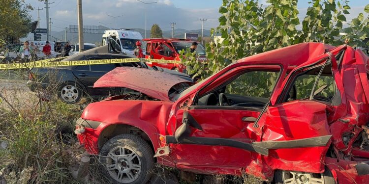 Minik avtomobili parklanmış vəziyyətdə olan avtomobilə çırpıldı: 1 ölü