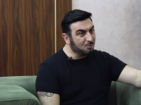 "Ölünüzə-dirinizə, atanıza, nəsildəki kişilərə hörmət qoymursunuz, ərinizdən-gəzdiyinizdən efirdə danışırsınız" - VİDEO