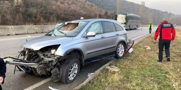 Təkəri partlayan avtomobil aşdı: 3 yaralı