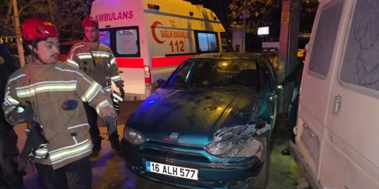 Minik avtomobili parklanmış vəziyyətdə olan avtomobilə çırpıldı: Sürücü yaralandı