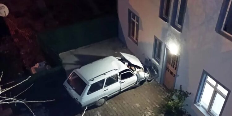 Avtomobil evin divarına çırpıldı: 1 ölü, 1 yaralı
