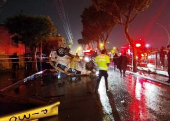 Avtomobil işıq dirəyinə çırpılaraq aşdı: 2 yaralı