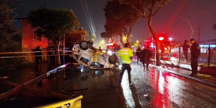 Avtomobil işıq dirəyinə çırpılaraq aşdı: 2 yaralı