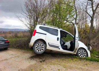 Avtomobil ağaca çırpıldı: 4 yaralı