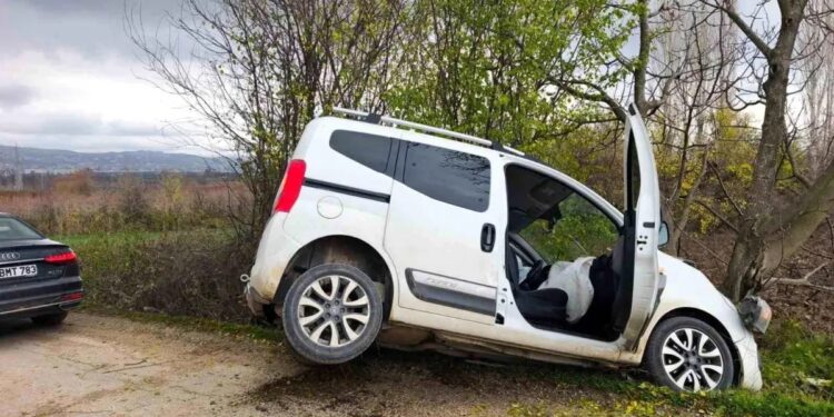 Avtomobil ağaca çırpıldı: 4 yaralı