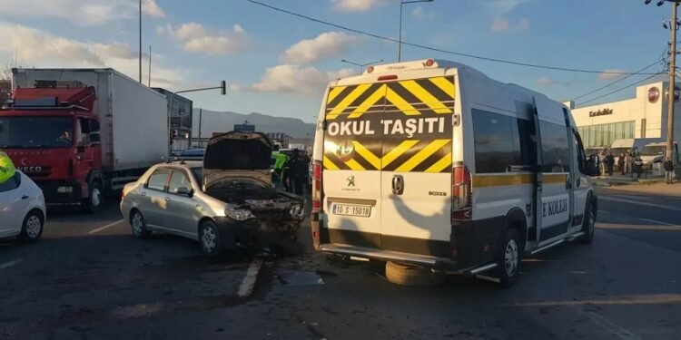 Minik avtomobili və şagirdləri daşıyan mikroavtobus toqquşdu: 7 yaralı