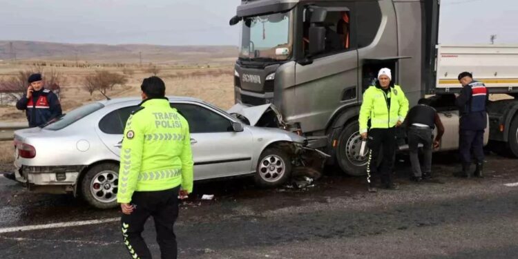 Minik avtomobili və TIR toqquşdu: 1 ölü, 3 yaralı
