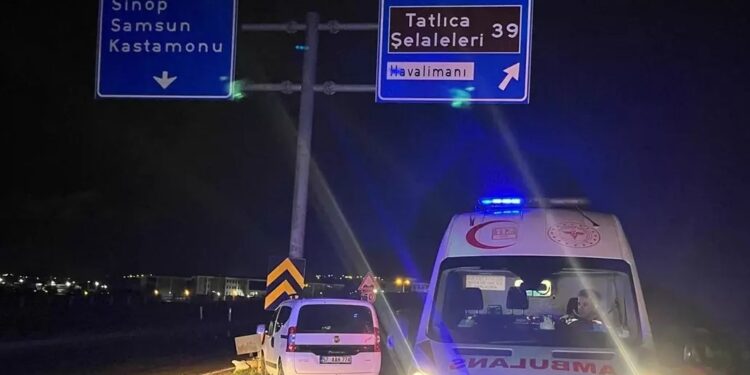 Avtomobil yol nişanına çırpıldı: 2 yaralı