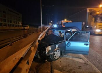 Avtomobil dəmir baryerə çırpıldı: Sürücü yaralandı