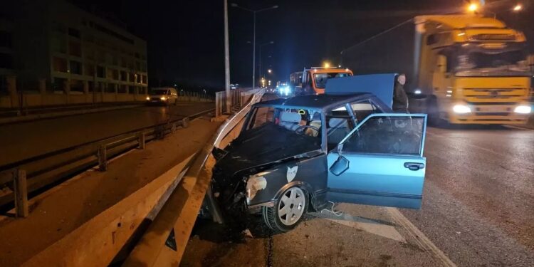 Avtomobil dəmir baryerə çırpıldı: Sürücü yaralandı