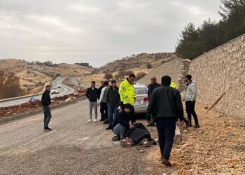 Avtomobil istinad divarına çırpıldı: Sürücü yaralandı, onun anası öldü