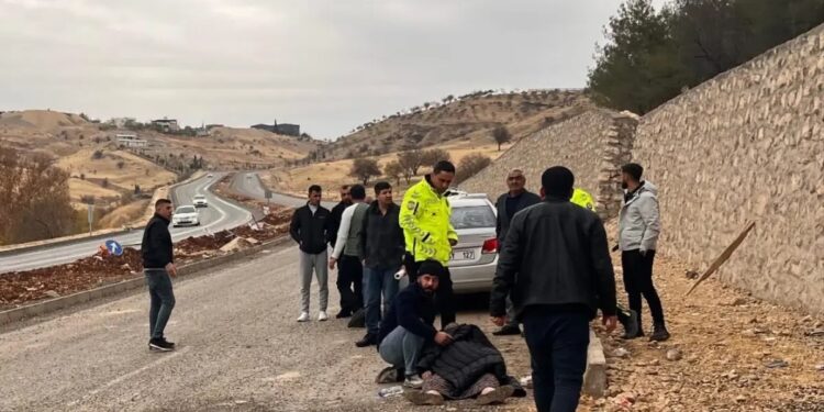 Avtomobil istinad divarına çırpıldı: Sürücü yaralandı, onun anası öldü