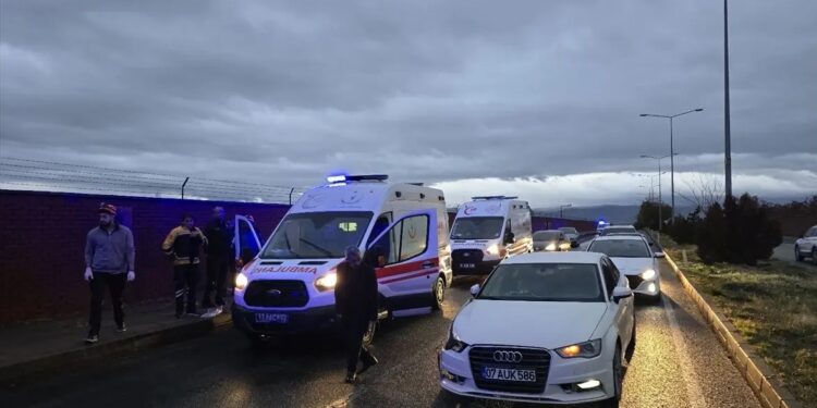 İki avtomobil toqquşdu: 6 yaralı