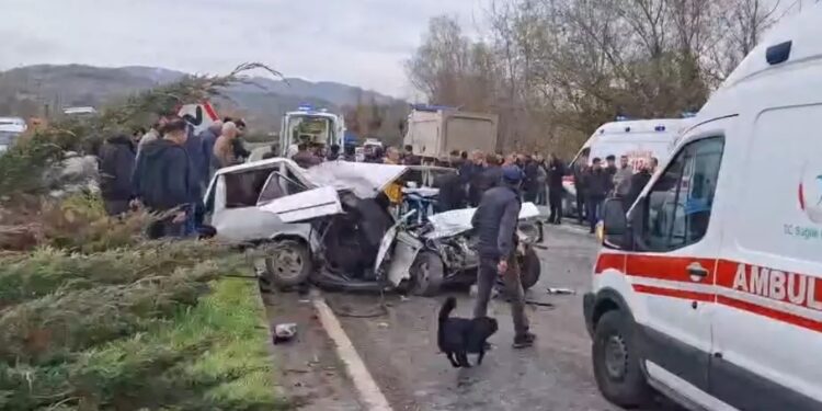 Yük maşını ilə toqquşan avtomobil iki yerə bölündü