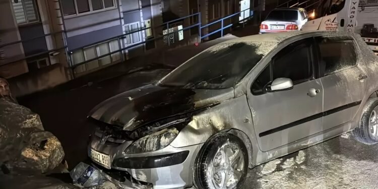 Divara çırpılan avtomobil yandı