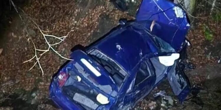 Avtomobil uçurumdan aşdı: 3 yaralı