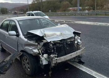 Avtomobil beton baryerə çırpıldı: 2 yaralı