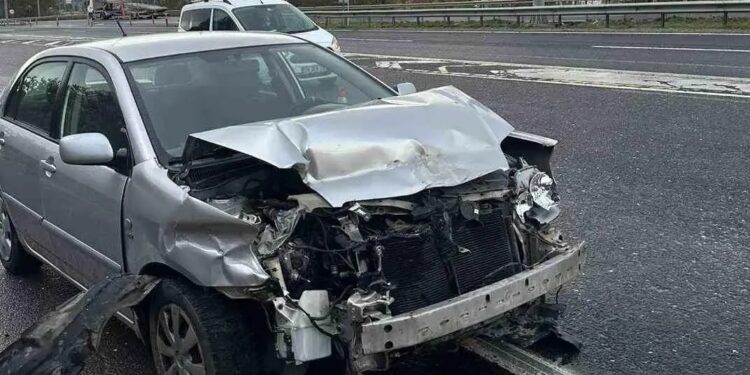 Avtomobil beton baryerə çırpıldı: 2 yaralı