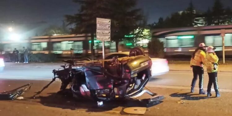 Avtomobil ağaca çırpılaraq aşdı:2 yaralı