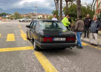 Minik avtomobili piyadanı vurdu