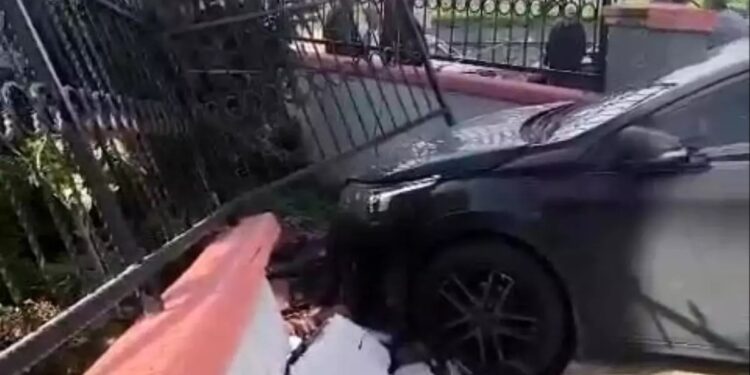 Avtomobil dəmir hasara çırpıldı