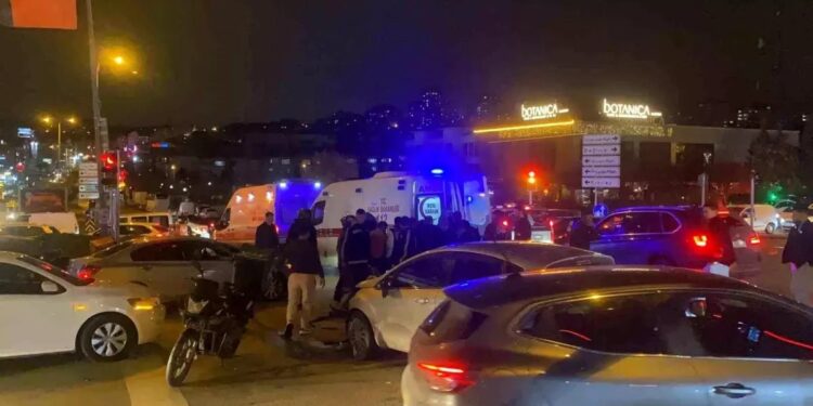 Avtomobil iki motosikletə çırpıldı: 2 yaralı