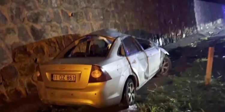 Avtomobil divara çırpıldı:2 yaralı