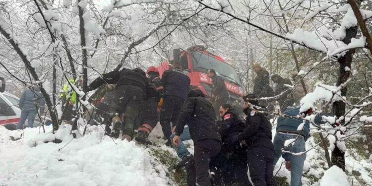 Qar səbəbi ilə avtomobil yol kənarına aşdı: 3 yaralı