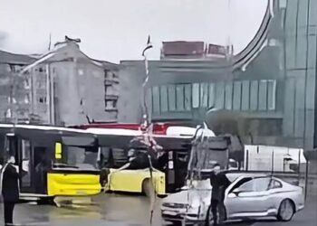 Avtobus dayanacağına atəş açıldı