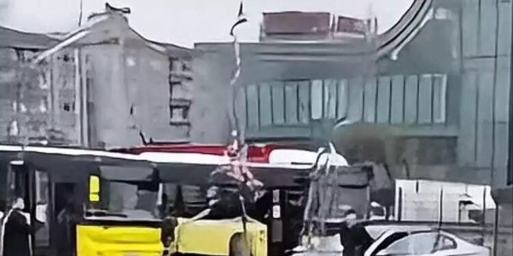 Avtobus dayanacağına atəş açıldı